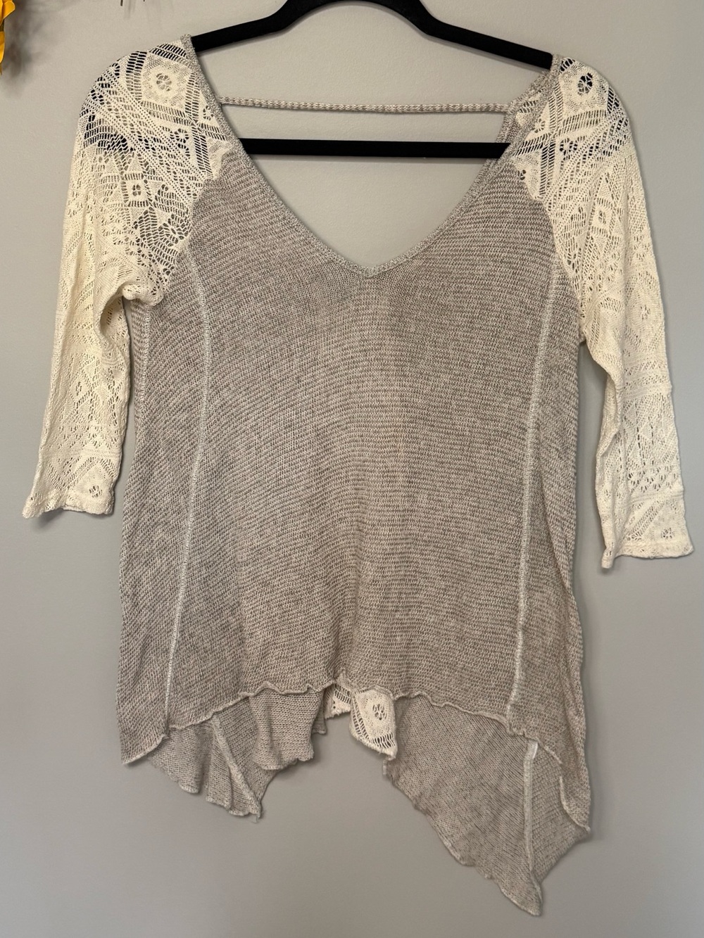 EUC Hollister V-Neck Cream and Taupe Knit Top with Crochet Sleeve Detail Size XS